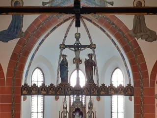 Krzyż nad prezbiterium
